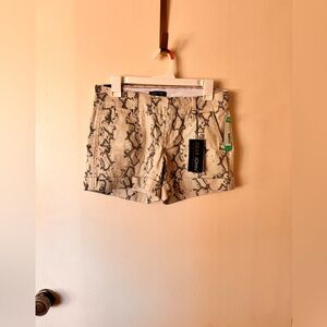 Dear John super cute shorts! 🩶